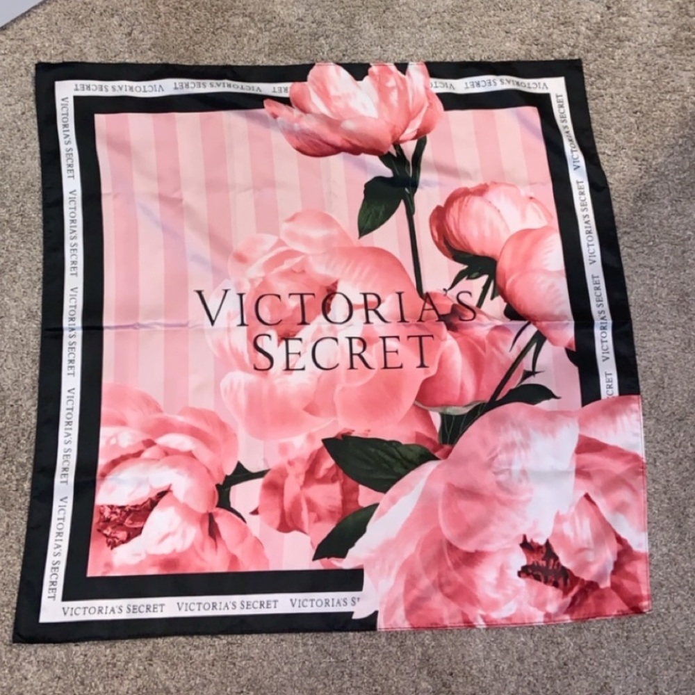 Victoria’s Secret Multi-Use Scarf
